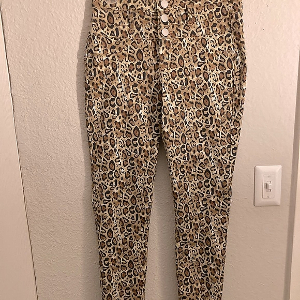Mid Rise- Skinny cheetah print pants